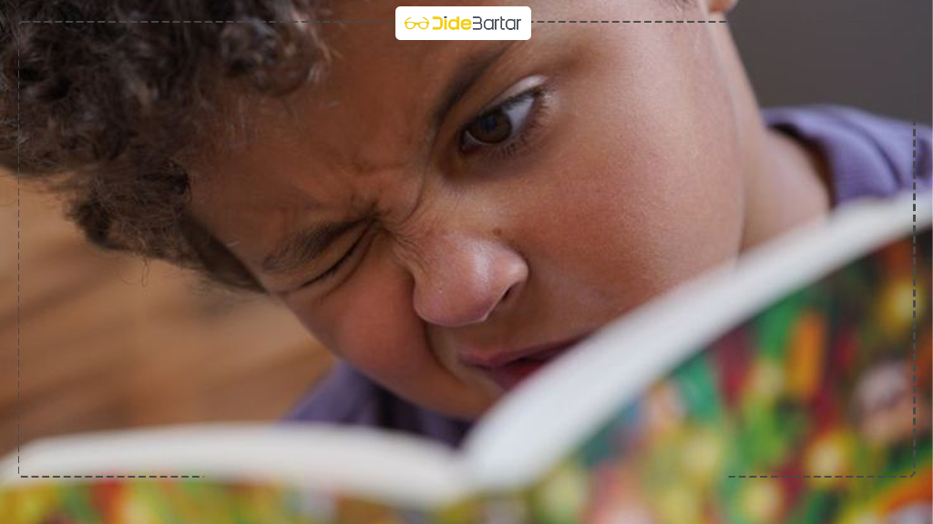 چطور بفهمیم که کودک نیاز به عینک دارد؟ نشانه‌ هایی که والدین باید بدانند