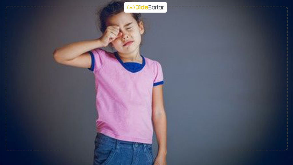 چطور بفهمیم که کودک نیاز به عینک دارد؟ نشانه‌ هایی که والدین باید بدانند